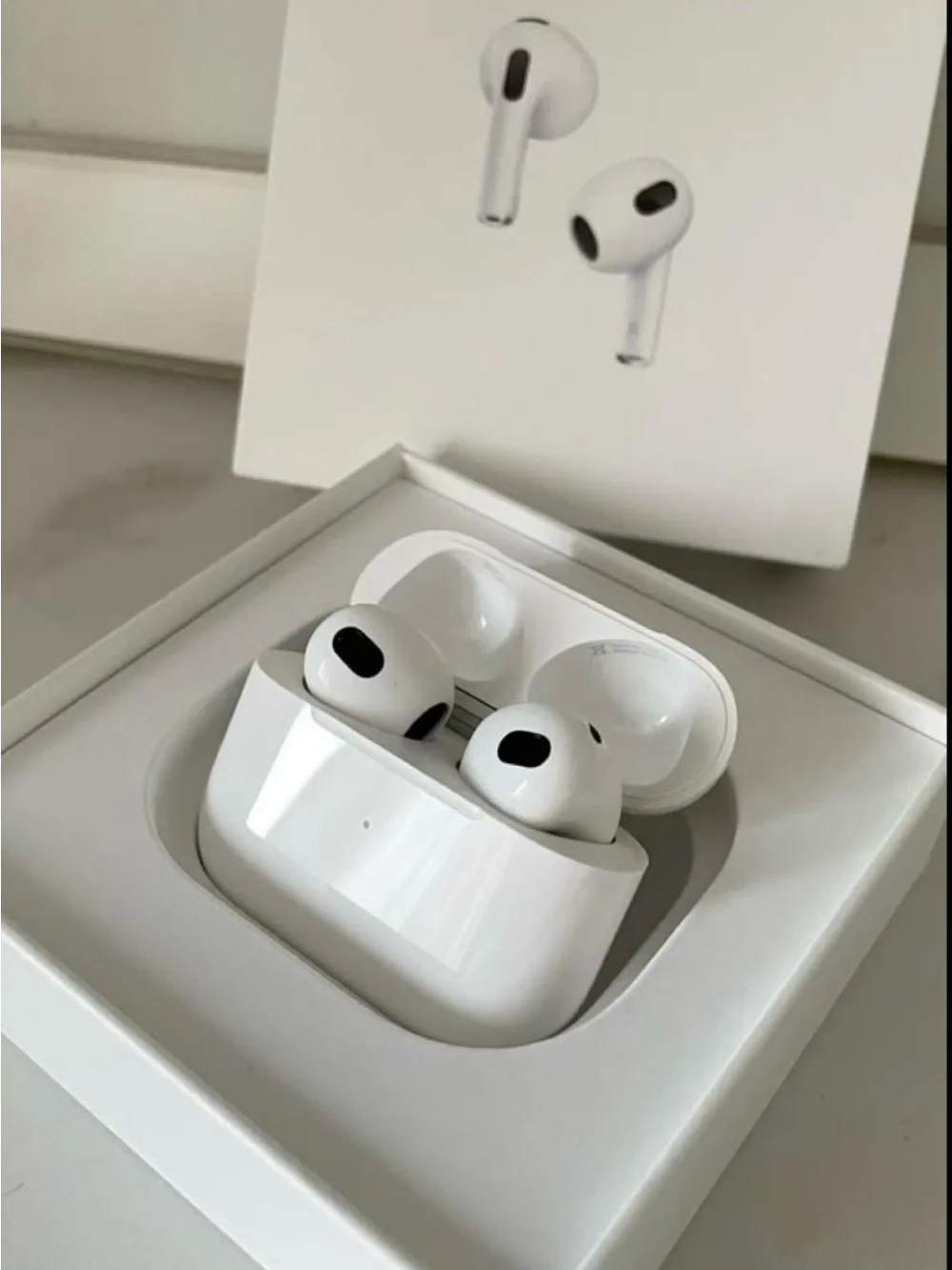 Apple White AirPods 4